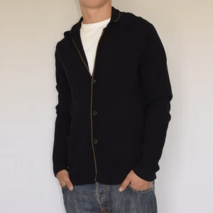 Massimo Dutti stickad cardigan  - MASSIMO DUTTI CARDIGAN  Storlek : L passar M  Passform : Normal  Användning : Tröjan är i ett väldigt fint skick utan defekter  Nypris : Cirka 2000SEK