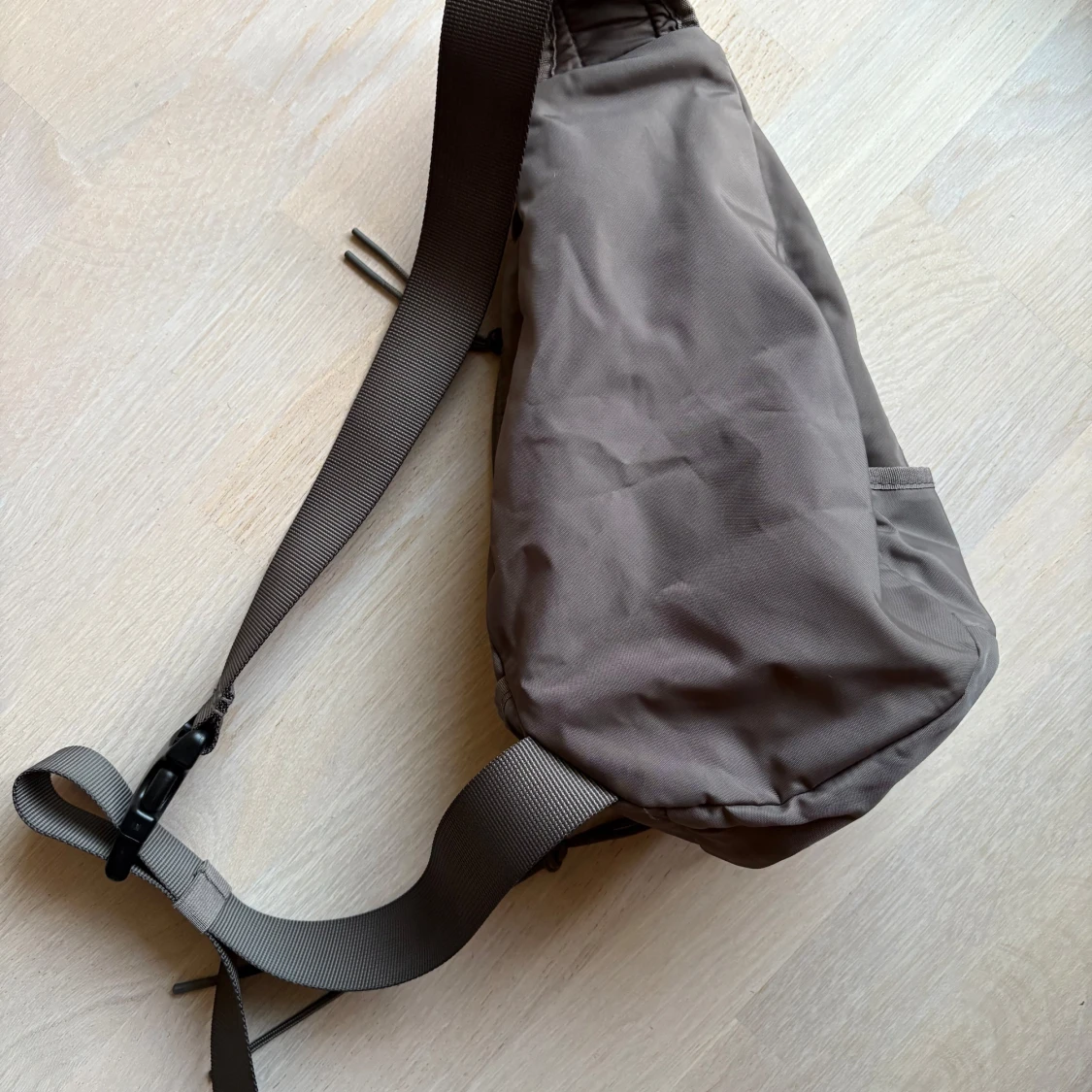 Grå Weekday axelväska med snörning - 1