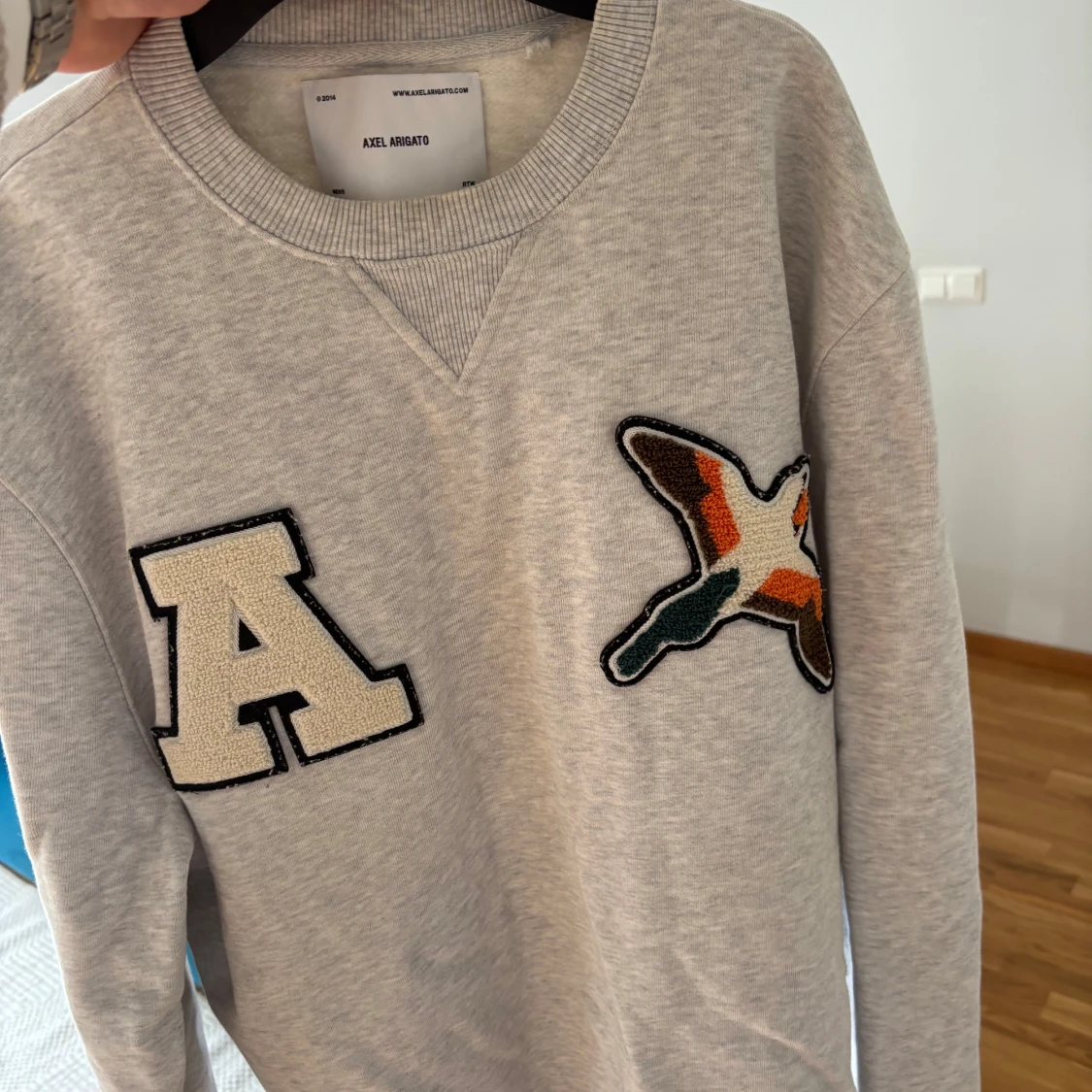 Grå sweatshirt Axel Arigato med patch Strl M - 3