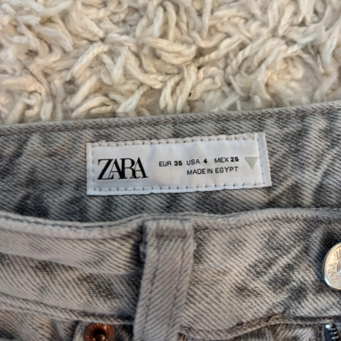 Grå jeans från Zara, raka ben - 1