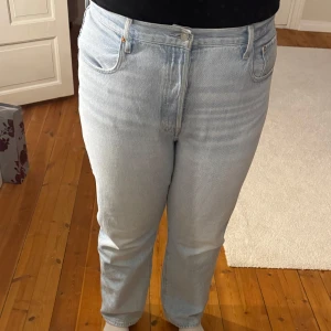 Levis 501 90’s ljusblå jeans W33 L30 - Ljusblå Levis 504 jeans med klassisk femficksdesign och knappgylf. Jeansen har rak passform och är tillverkade i 100% bomull. Perfekta för dig som gillar en avslappnad och tidlös look.