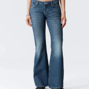 Blå bootcut jeans från Weekday - Säljer ett par blå bootcut jeans från Weekday, modell Nova Low Slim Bootcut. Jeansen har låg midja. Nypris 590 kr använd endast fåtal gånger. W25 L31 💞