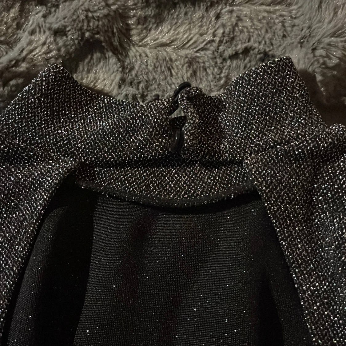 Glittrig svart långärmad topp - 3