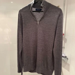 Riley merino ull zip  - HELT OANVÄND | Mörkgrå Half zip i 100% merino ull | Nypris: 1000kr - mitt pris: 349 | DM vid prisförslag eller frågor! 