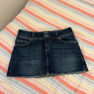 Kjol/shorts - Säljer denna as snygga kjolen med ”inbyggda” shorts ifrån Bershka. Storlek 38. Sitter väldigt snyggt och är bekväm. Helt oanvänd , endast testad 🩷