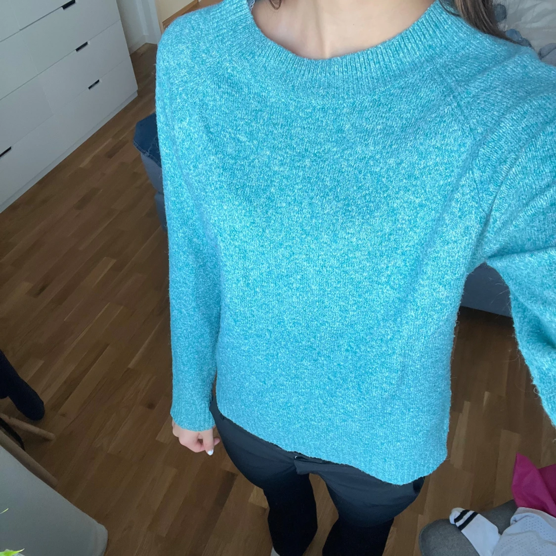 Turkos stickad tröja med rund hals - 1