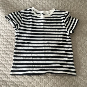 Randig t-shirt från Divided H&M - Kommer inte till användning 💕😇.