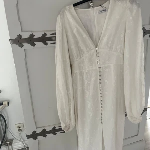Adoore klänning - Helt ny adoore klänning med lappen kvar. strl 42. Sitter som M, priset kan diskuteras. Kan även tänka mig byta den mot en i samma modell fast den gula med blommor. Nypris 1695kr
