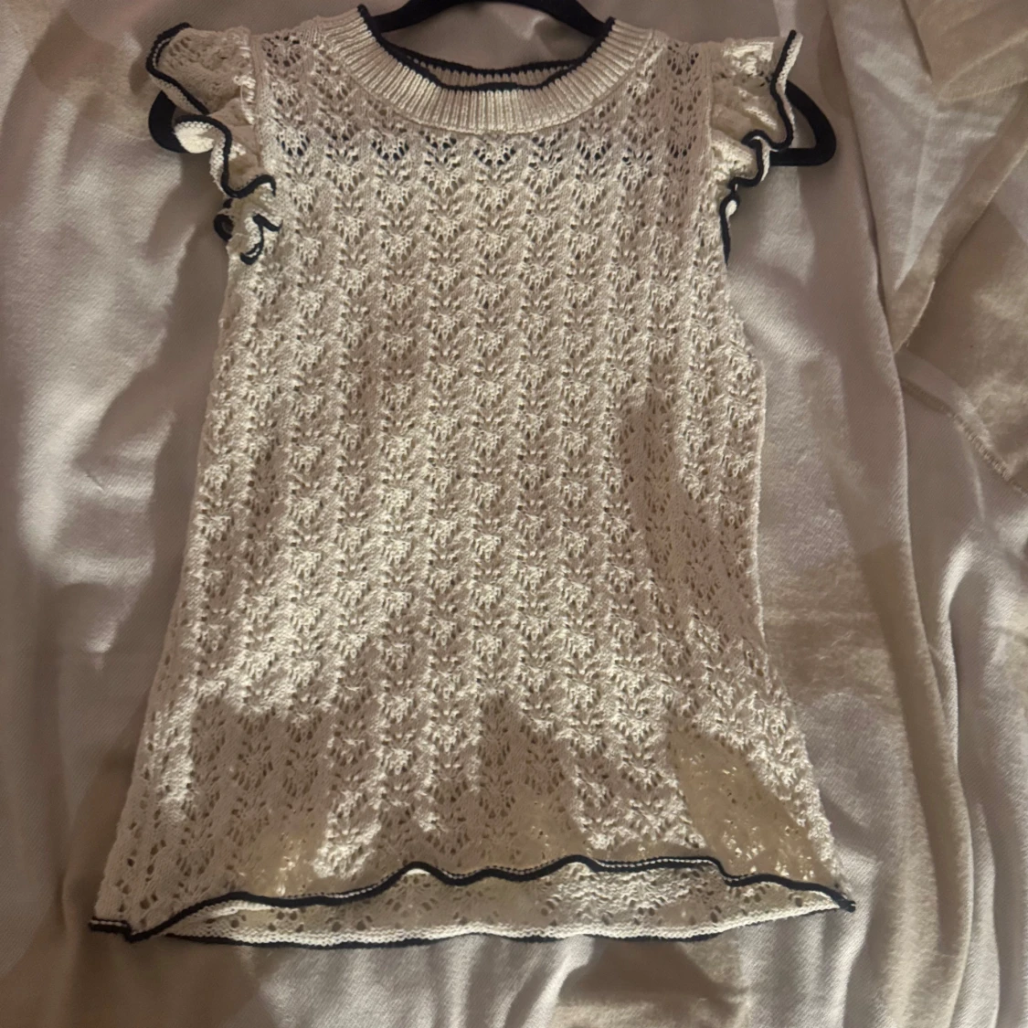 Vit stickad blus Reserved - 2