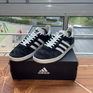Adidas Gazelle - Adidas Gazelle Svart Färg storlek 44 2/3 Lite solblekta med fortfarande fint skick  Ge gärna ett prisförslag🙌