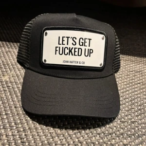 john hater keps med motivet( lets get fucked upp - | skick 10/10 aldrig andvänd lappar finns kvar på insidan| pm för mer info| nypris cirka 799 sek
