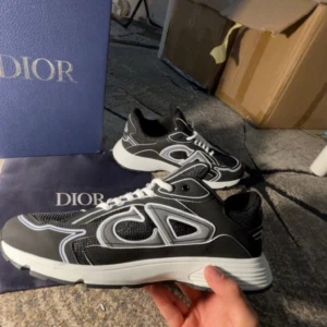 Svarta Dior B30S - Mycket fina och unika dior B30 skor i helt nytt skick och  de fina designen, skorna är i storlek 44, påse och box följer även med 