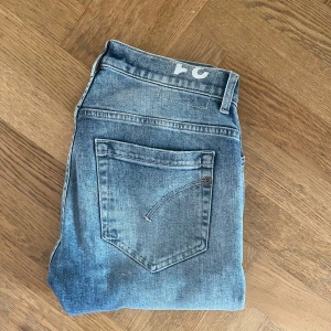 Dondup George Jeans | 31 - Dondup George Jeans | Fint skick | Storlek 31 |  Midja 39cm, Längd 104cm. Fraktar spårbart, har du funderingar så skriv! Pris kan diskuteras👌🏻