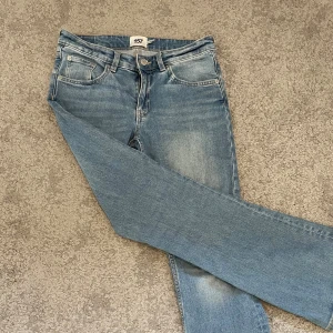 Ljusblå bootcut jeans från 157 - Snygga ljusblå jeans från 157 i bootcut-modell med låg midja. Klassisk femficksdesign och lätt tvättad look. Perfekta för dig som gillar en avslappnad och trendig stil. Tillverkade i mjukt jeanstyg för skön känsla hela dagen. Jeansen har tyvärr ingen bra lapp så jag kan inte se storleken, men skulle gissa på S! Jag är runt 156 cm och dem passar perfa i längden!!❣️❣️
