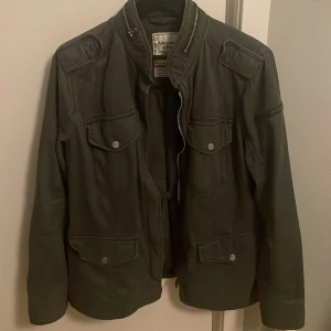 Svart Abercrombie & Fitch jacka - Abercrombie & fitch står strlek L i den men den passar S