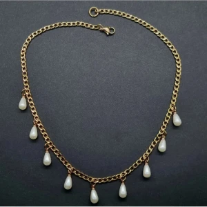Guldfärgat halsband med pärldroppar - Stilrent halsband. Rostfritt stål.  Längd-40cm