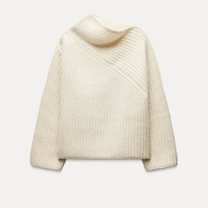 Stickad tröja Zara - Vit stickad tröja med cool hals från Zara. Knappt använd men har blivit lite nopprig, som visat på sista bilden💛 