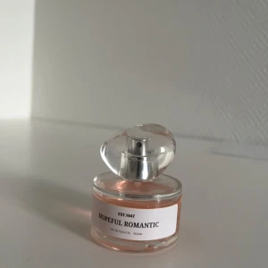 Parfym - God och fräsch 30ml parfym från h&m, nästan helt full. 🫶🏻