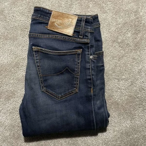Jacob Cohen Jeans  - äljer dessa otroligt feta Jacob Cohen jeans  i 622 modellen (slim fit). 8/10 skick. Storlek: 34 fits W34-W33  Pris är diskuterbart ✅ Bara att höra av dig vid frågor!  5/5 reviews här på Plick ⭐️ Fraktar samma dag 📦