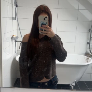 Brun glittrig stickad tröja offshoulder - Mysig brun stickad tröja med glittriga detaljer, nästan aldrig använt 