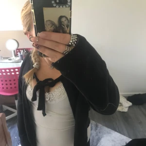 svart kofta - skön & en vardags kofta🤞🏼 säljer då ja tyvärr inte använder den längre, från Lager 157 (kan såklart tänkas sänka pris, vid intresse) 💕