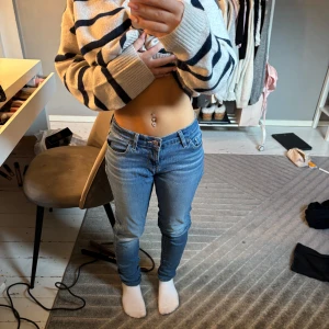 Levi's Premium skinny jeans blå - Säljer ett par Levi's Premium skinny jeans i klassisk blå tvätt. Jeansen har fem fickor, smal passform och normal midja. Materialet är mjukt denim i bomull med lite stretch för extra komfort. Perfekta till sneakers eller boots. Osäker på storlek men skulle tänka mig en xs eller S 