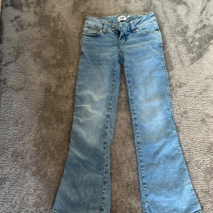 Bootcut ljusblå jeans med broderad ficka - Säljer ett par ljusblå bootcut jeans från 157 med snygg broderad detalj på bakfickan. Jeansen har låg midja, klassisk femficksdesign och är tillverkade i mjukt denimtyg. Perfekta för dig som gillar en avslappnad och trendig look. Ordinarie pris 400kr. 