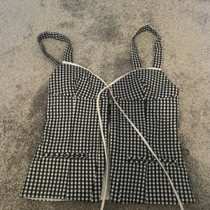 Rutig korsett-topp med snörning - Snygg svartvit rutig korsett-topp från Zara. Använd 1 gång. 