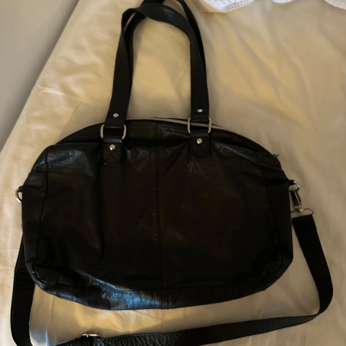 Svart axelväska från Núnoo i skinn - 3