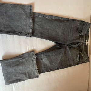 Gråa bootcut från Gina  - Gråa bootcut jeans som är långa i benen och stretchiga. Väldigt sköna! 