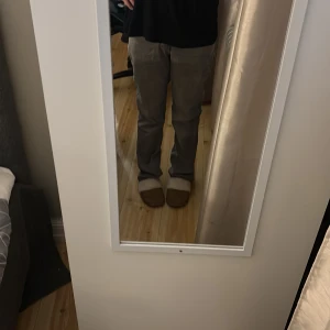 Grå jeansbyxor från 157 i XXS - Säljer ett par grå jeansbyxor från 157 i storlek XXS. Byxorna har klassisk femficksdesign, raka ben och knäppning med knappar. Perfekta för dig som gillar en enkel och stilren look. Materialet är jeans💕💕Köpt för runt 280kr. Skriv privat för mer bilder och mått!