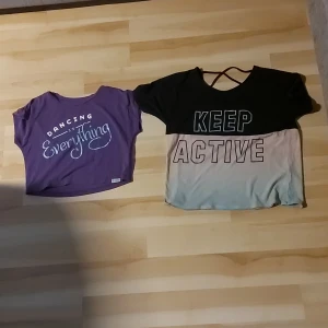 2 st träningstoppar - Två st träningstoppar "dans" i mjukt strechigt material. Den lila i stl 134/140 och den svarta i stl 146/152. Paketpris: 12 kr för båda