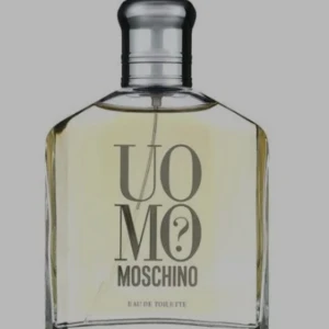 Moschino Uomo? Eau de Toilette - Fräsch parfym från Moschino i en stilren, transparent glasflaska med silverfärgad kork. Doften är maskulin och modern, perfekt för dig som gillar unika och eleganta parfymer. Flaskan har tydlig logga och klassisk design.