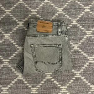 Jack & Jones jeans  - Säljer dessa riktigt snygg Jack & Jones jeans! Säljer då dom aldrig kommer till användning nu för tiden. Skick: 8/10. Storlek: 30/30. Priset kan sänkas vid snabb affär 