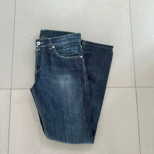 Dondup jeans - ett par dondup jeans mörkblåa i storelk 31 i lite rakare modell men fortfarande slimfit. är i bra skick men läder patchen på insidan är sprucken men de syns inte utifrån.  Midja ca 42, längd ca 98 hör av er vid fler bilder eller frågor!😃