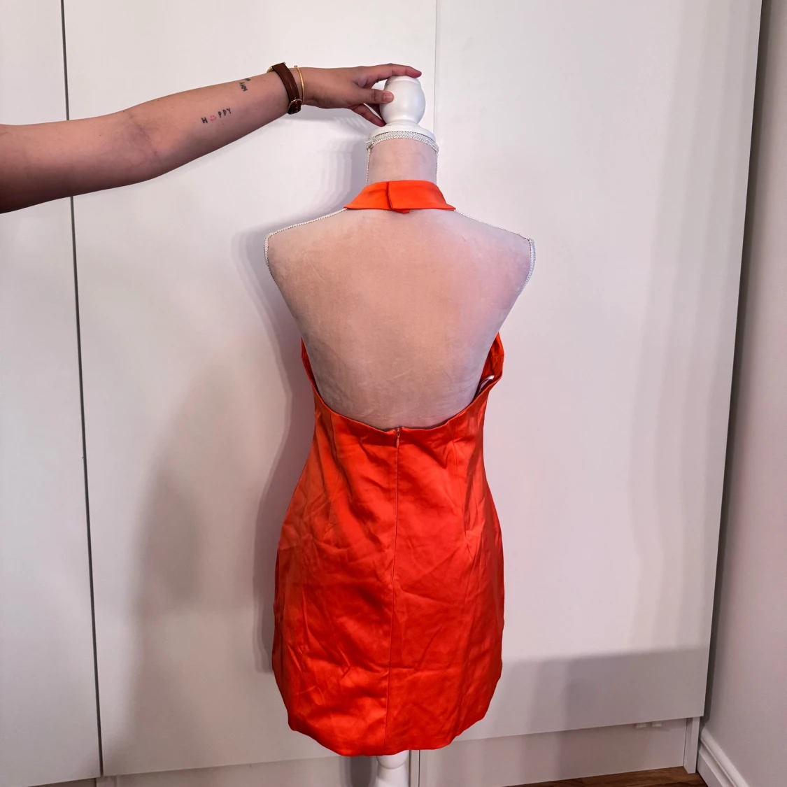 Orange halterneck kortklänning - 2