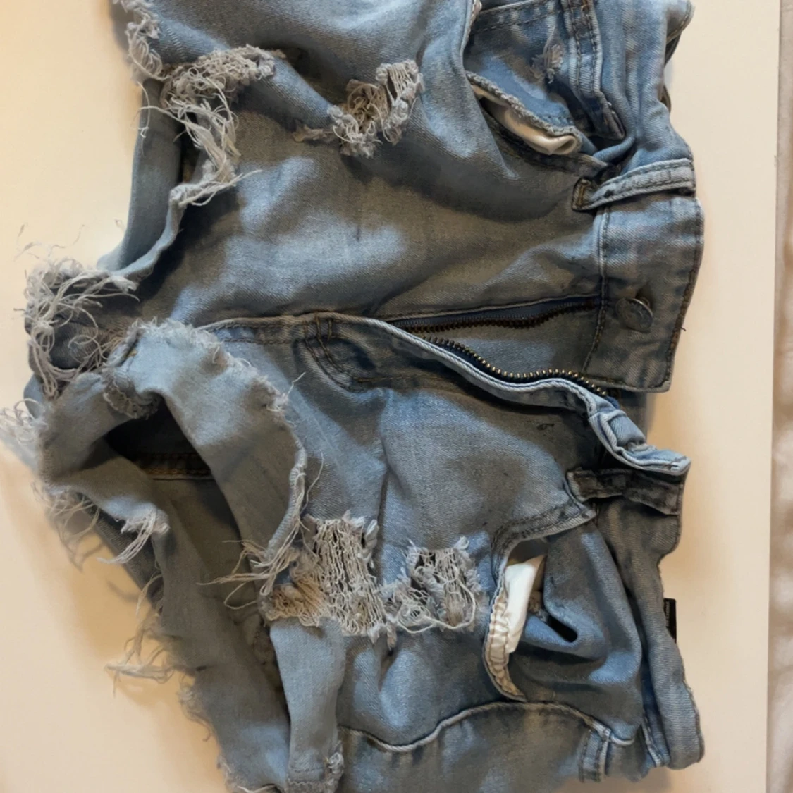 Ljusa slitna jeansshorts från SHEIN