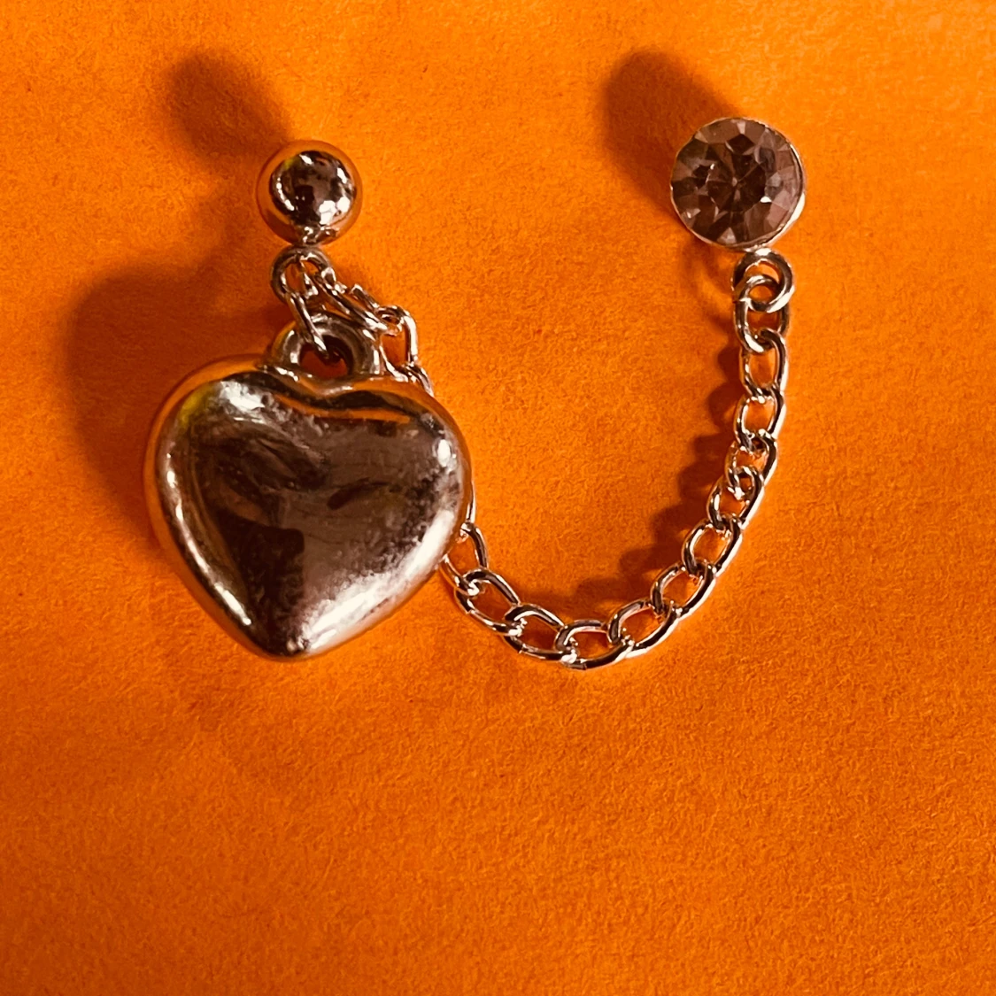 By prisförslag - 1 Silvrigt dubbel örhänge med diamant, hjärta och kedja - 2