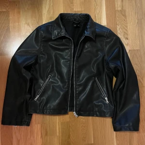 Vintage skinnjacka - Fodrad skinnjacka i svart med dragkedja och fickor. Har endast testats hemma så den är i nyskick! Storlek S med en relaxed fit och långa ärmar! Jackan har en sliten stil vilket ger en vintage känsla. Det är bara att skriva om du har några funderingar! <3 #jacka #jacket #jackakvinna #jacketwoman #läderjacka #lader #leatherjacket #vintage #vintagestyle #vintagejacket #vintagejacket90s #90svintage #90s #western #westernjacket #blackleatherjacket #svartläderjacka #svartjacka #blackjacket #bikerjacke