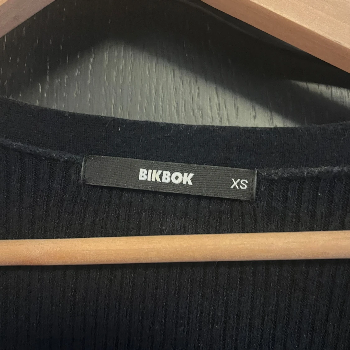 Svart långärmad ribbad klänning BikBok - 1