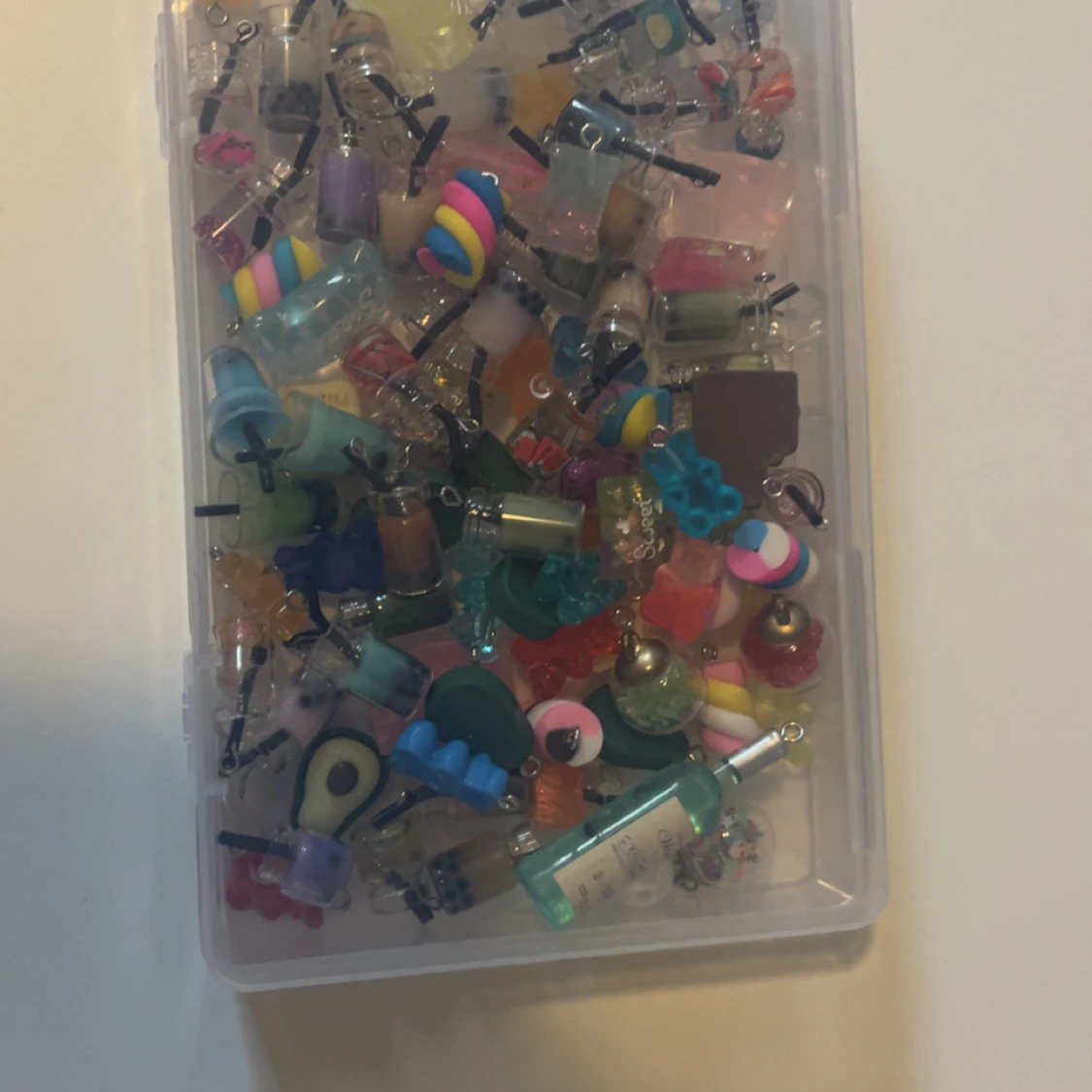 Färgglada örhängen med roliga motiv