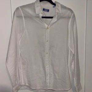 Jack & Jones skjorta i strl 164 - Säljer nu min  Jack & Jones som tyvärr är för liten för mig. Den är strl 164 och har inte använts jätte mycket skulle säga 8/10 i skick