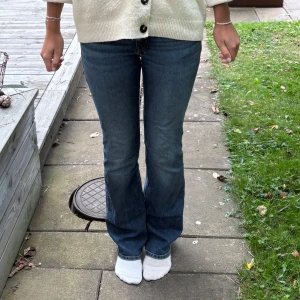 Levis jeans - Säljer nu ett par jätte snygga Levis jeans, i modellen super low boot. Jätte fina verkligen men använder de sällan tyvärr. Storlek 28 i midjan och 34 i längden. Jag är ca 177 cm♥️ skriv för frågor o fler bilder. Skicket är 9/10 eftersom de inte har några defekter men ändå är använda. Tror jag köpte för 1000 kr för nåt år sen i Levis butiken på NK. 