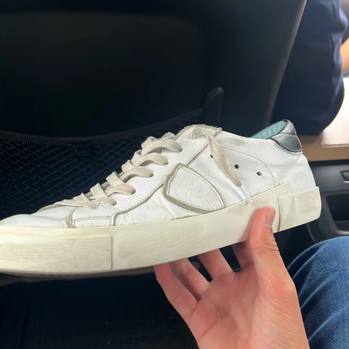 Vita sneakers i skinn med silverdetalj