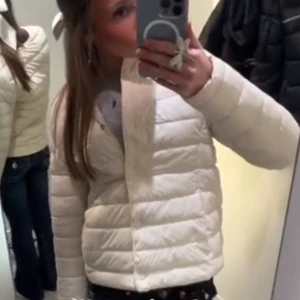 vit höst/vår jacka ! 🍂💕 - super söt nu till hösten!! Super skön o är i jätte fint skick 💕 alla bilderna är på mig ! 🍂🥰 en bild är hur den ser ut bakifrån 💕storleken skulle motsvara en xxs 💕 går ej o köpa längre o pris kan diskuteras vid snabbaffär 💕