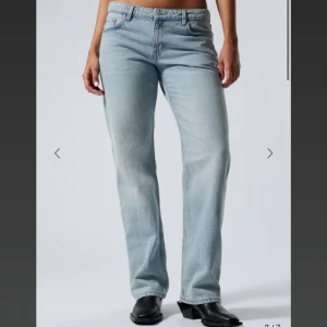 Straight ljusblå jeans  - Jätte jätte fina ljusblå jeans ifrån weekday som inte kommer till användning därav säljs den💞 Storlek 36, tall