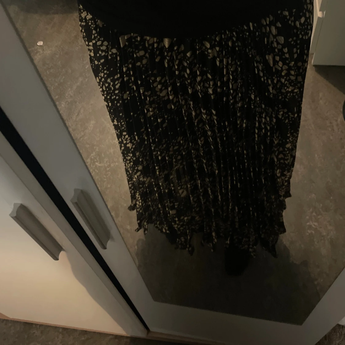 Svart långkjol med beige mönster - 1