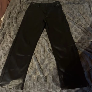 Skinbyxor  -  Svarta skinbyxor från Gina Tricot.  Storlek 36. Säljes då dem e för stora för mig