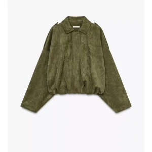 Grön jack från zara - Säljer denna super snygga och eftertraktade jackan från zara! Aldrig använd med lapparna kvar.😊