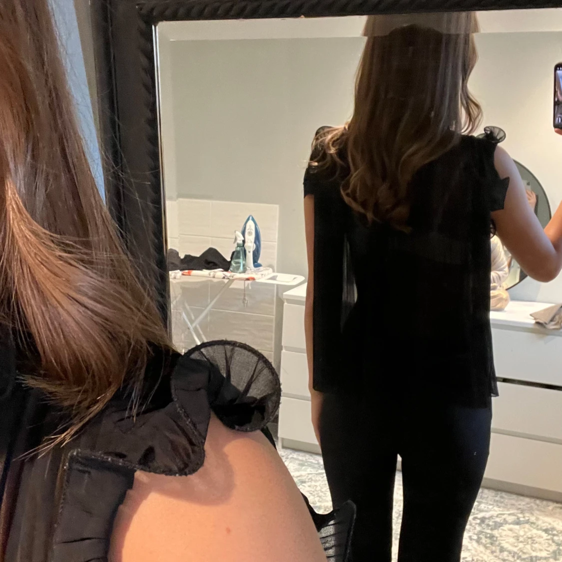 Svart plisserad blus med volang - 1